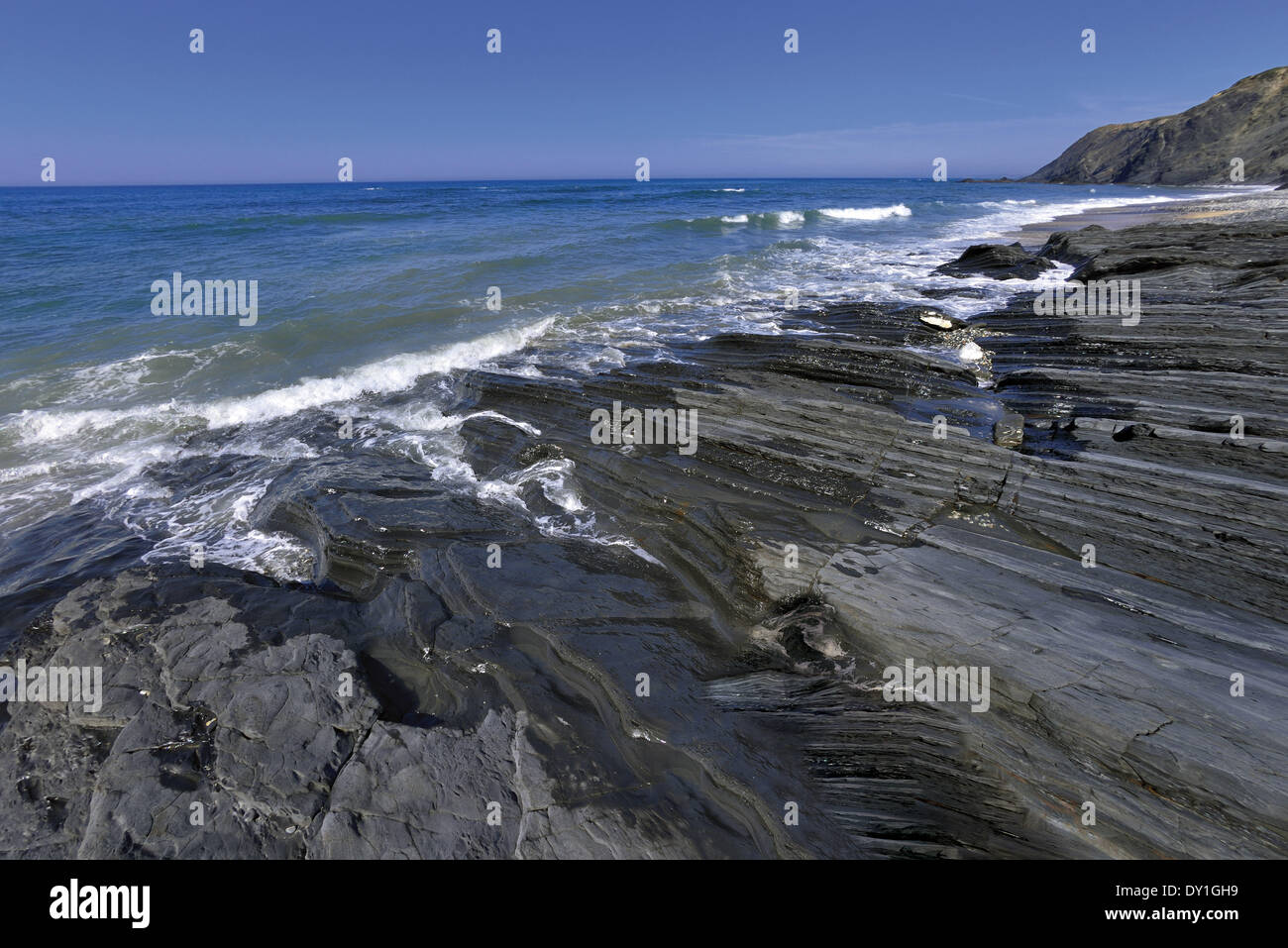 Portugal, Algarve, Parc Naturel Costa Vicentina, Aljezur, Rogil, plage, pierres, roches, pierre de schiste, la géologie, la nature, la randonnée à vélo Rota Vicentina, côte ouest de l'Algarve, l'océan Atlantique, de la mer, paysage marin, littoral, Voyage, tourisme, littoral, plage naturelle, cl Banque D'Images