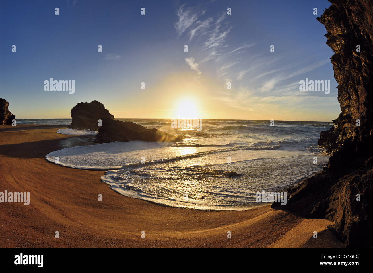 Le Portugal, l'Alentejo, Porto Covo, Parc Naturel Costa Vicentina et au sud-ouest de l'Alentejo, plage, scenic, coucher de soleil, le coucher du soleil, sable, perspective fisheye, vagues, Océan Atlantique, océan, mer, littoral, Seascape, romantique, l'atmosphère, grand, rochers, bay, voyage, visite Banque D'Images