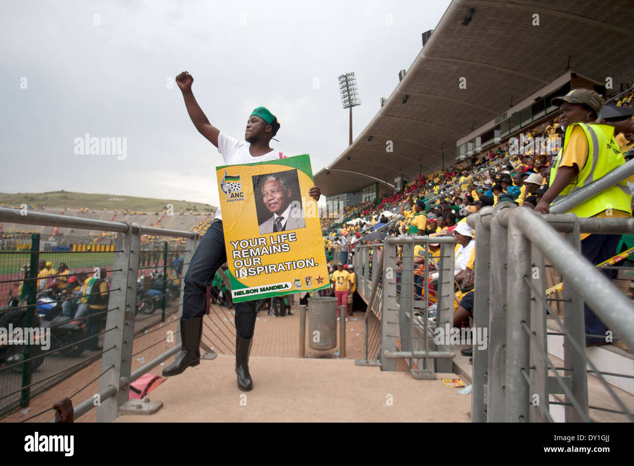 Partisan de l'ANC tenant un poster de Nelson Mandela lors de la province de Gauteng lancement du manifeste de l'ANC dans Attreridgeville Banque D'Images