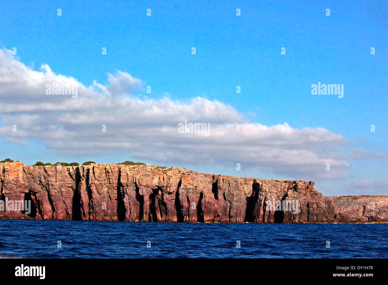 Côte de l'île de San Pietro et grotte de la mer à l'anse de la demi-lune Banque D'Images