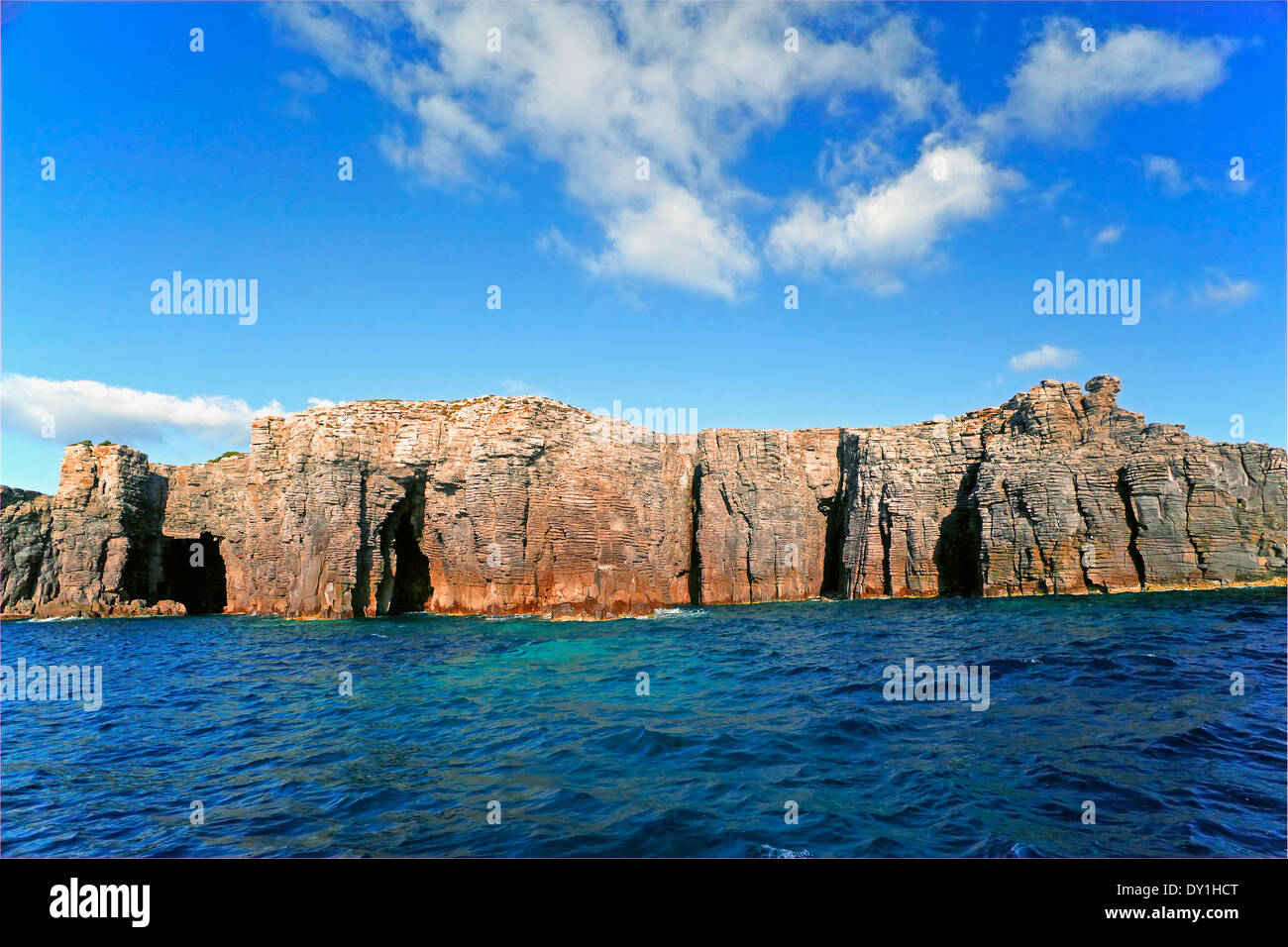 Côte de l'île de San Pietro et grotte de la mer à l'anse de la demi-lune (CALA DELLA MEZZALUNA) Banque D'Images