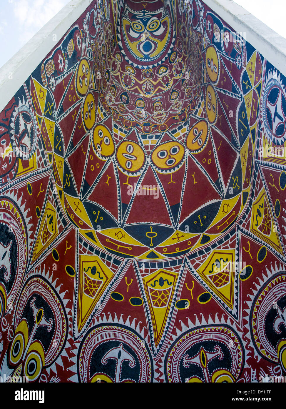 St Mary's Catholic Church avec portail d'entrée dans le modèle de Pitt Rivers Museum Haus sepik , Port Moresby . La Papouasie-Nouvelle-Guinée Banque D'Images