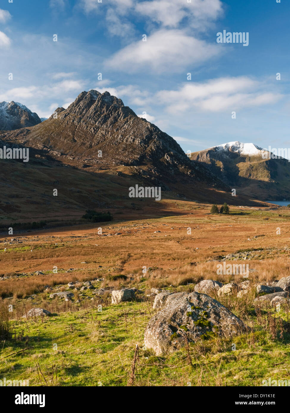 La Snowdonia Ogwen Valley, montrant la montagne Tryfan devant Y Garn et Llyn Ogwen Banque D'Images