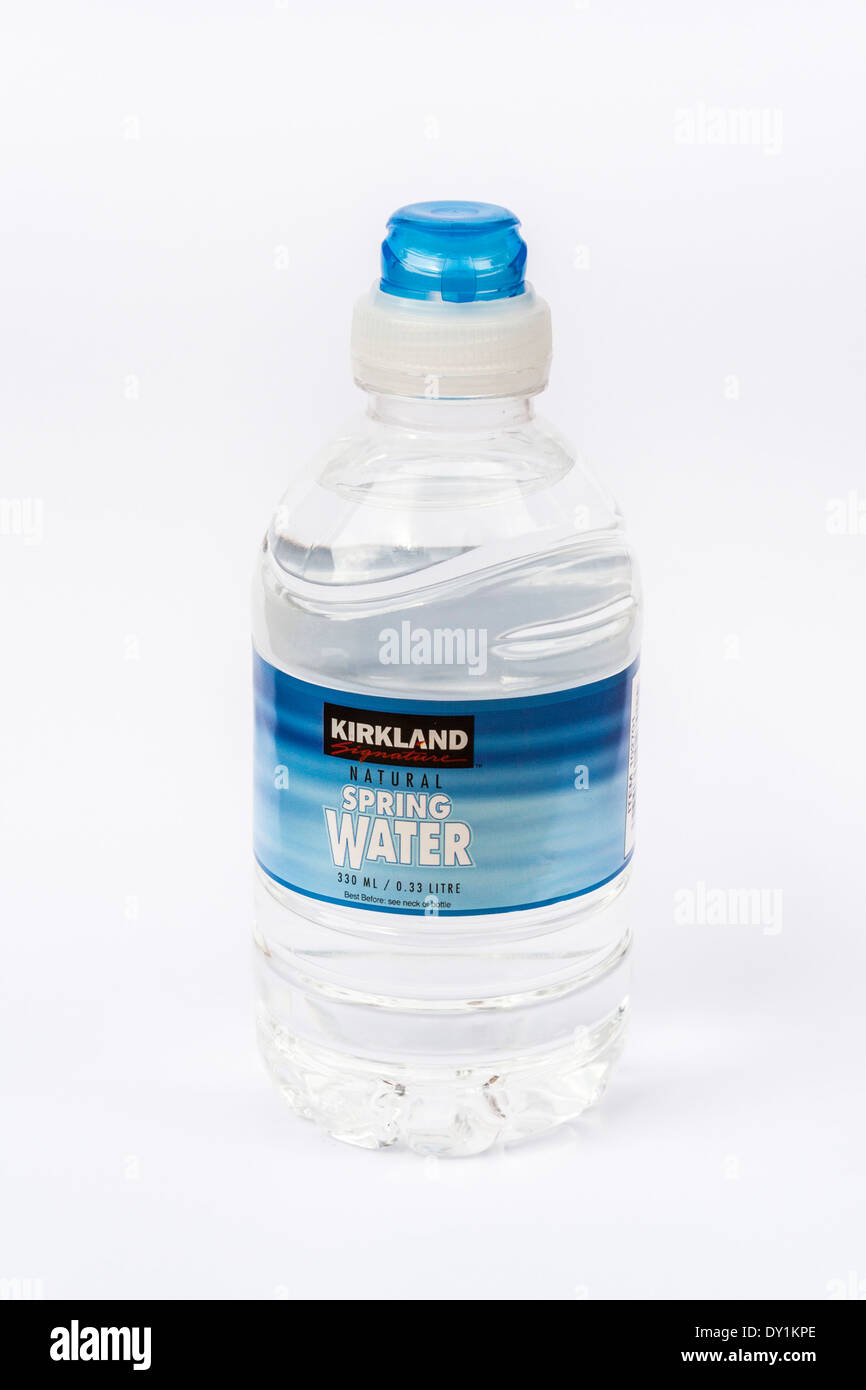 Bouteille de marque Kirkland Signature eau de source naturelle. Banque D'Images