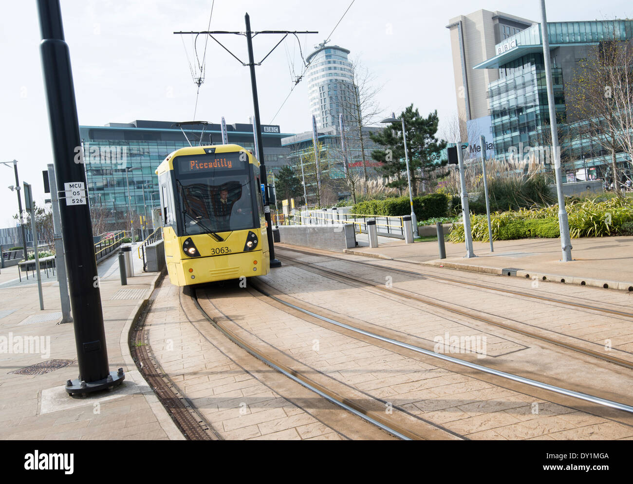 Un tramway à Media City Salford Quays, Manchester England UK Banque D'Images