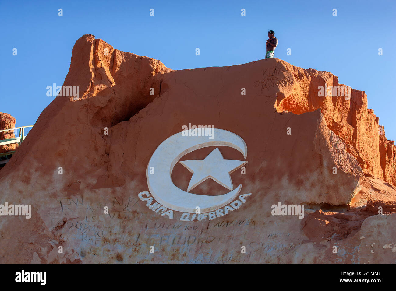 Canoa Quebrada, Plage, Fortaleza, Ceará, Brésil, roches rouges, des pierres, de l'emblème, l'homme Banque D'Images