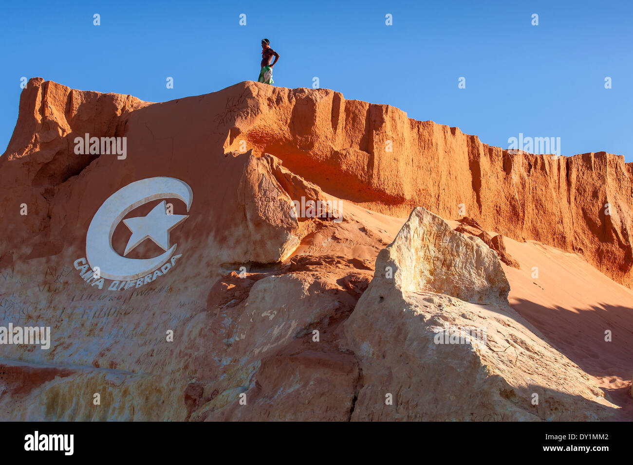 Canoa Quebrada, Plage, Fortaleza, Ceará, Brésil, roches rouges, des pierres, de l'emblème, l'homme Banque D'Images