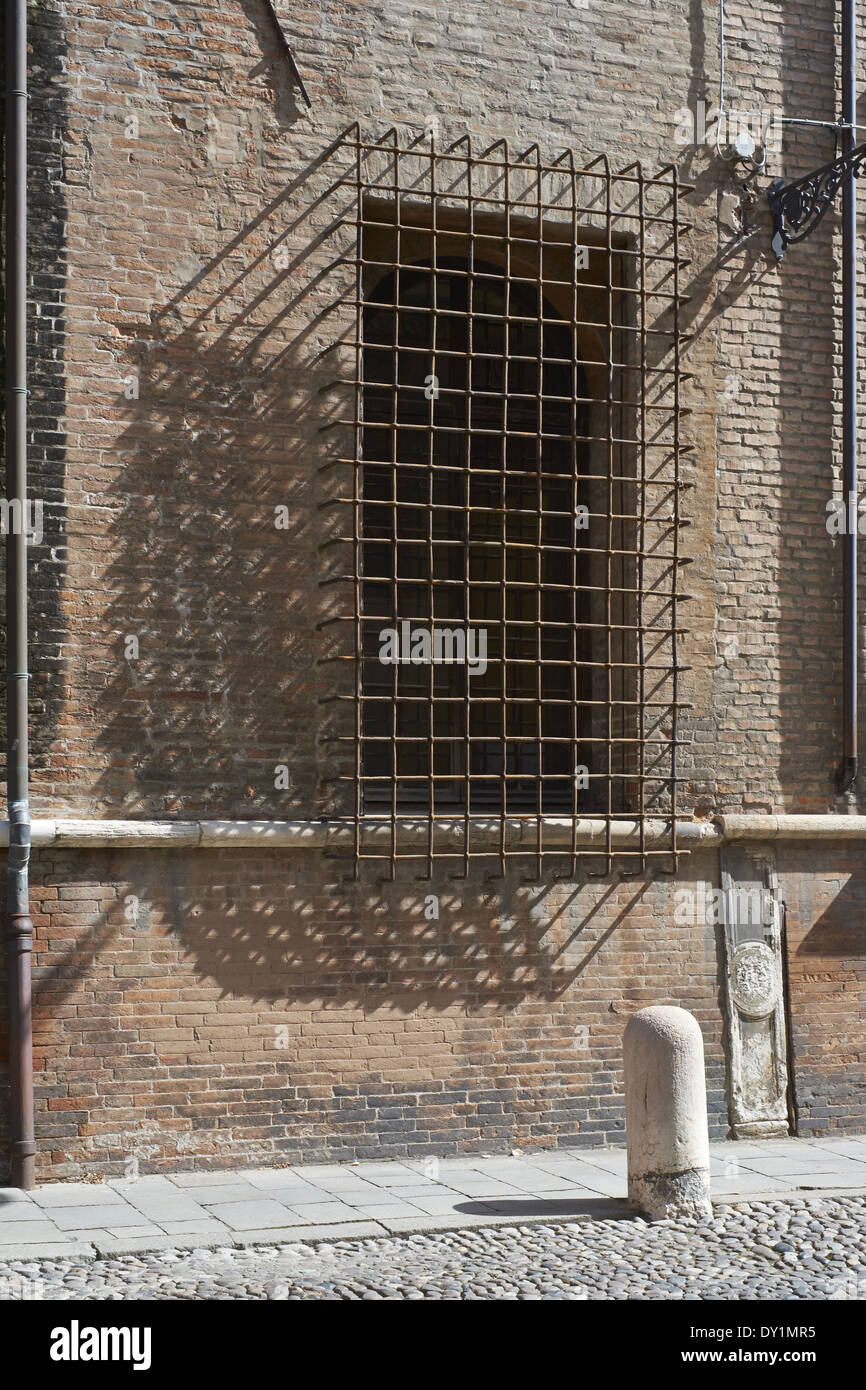 Ferrara, Italie. Grille de fenêtre sur le Palazzo Giulio d'Este, par l'architecte Rossetti ombre crée l'illusion optique Banque D'Images