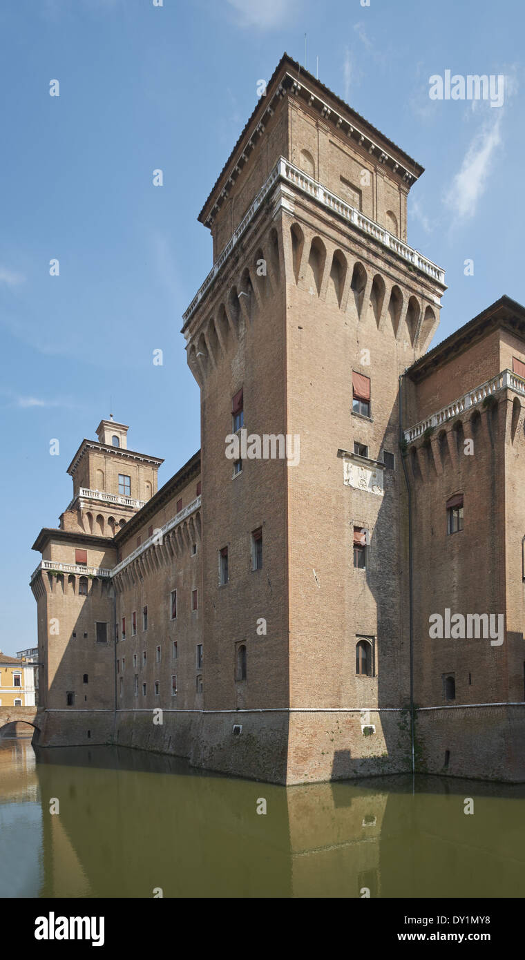 Castle Estense, construit pour la famille ducale d'Este, une structure en brique médiévale à douves dans le centre de Ferrara, Italie Banque D'Images