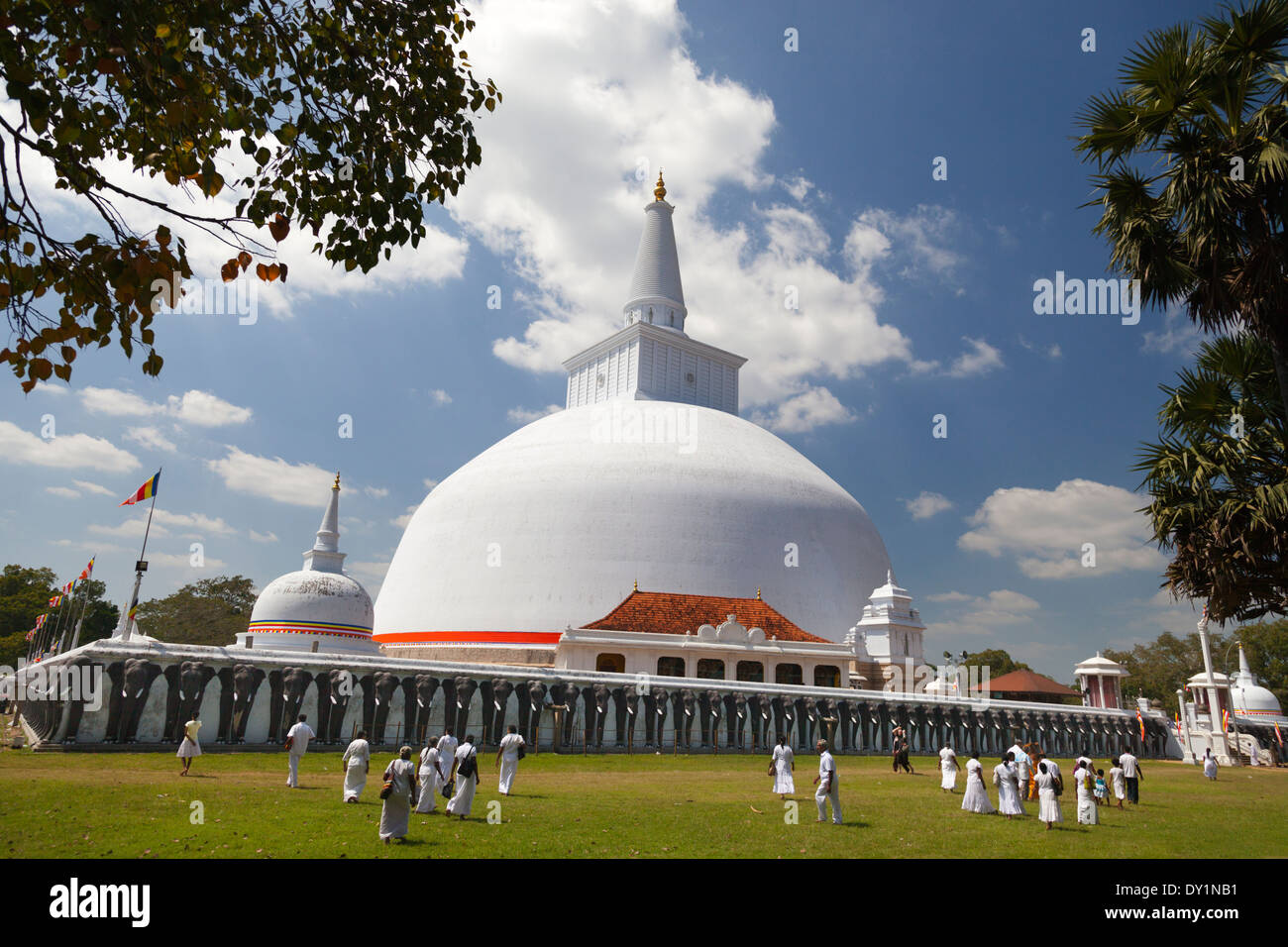 Ruwanwelisaya Stupa dans la ville sainte d'Anuradhapura au Sri Lanka 3 Banque D'Images Ruwanwelisaya Stupa dans la ville sainte d'Anuradhapura au Sri Lanka 3 Banque D'Images
