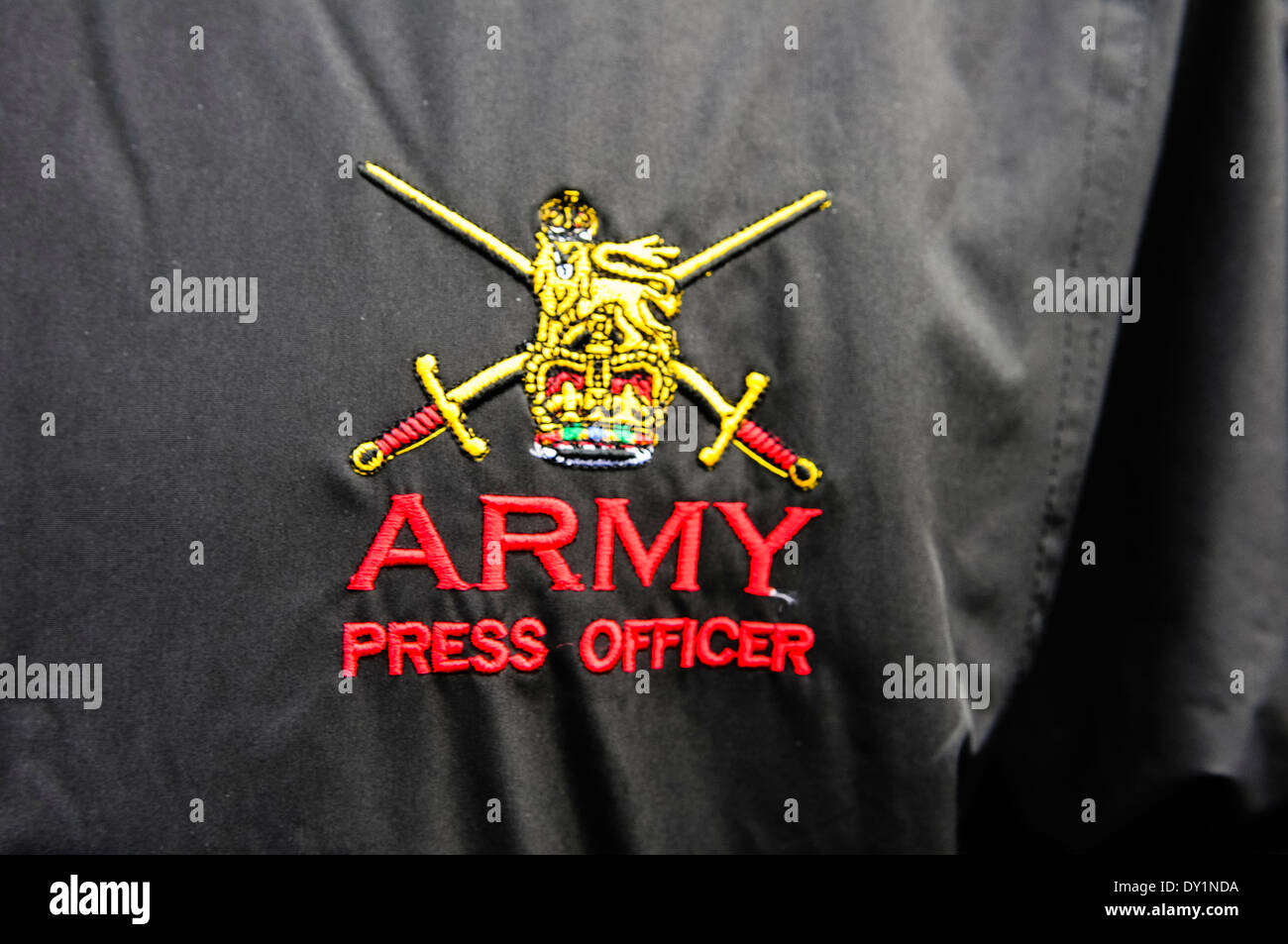 Un insigne sur la veste d'un attaché de presse de l'Armée Banque D'Images