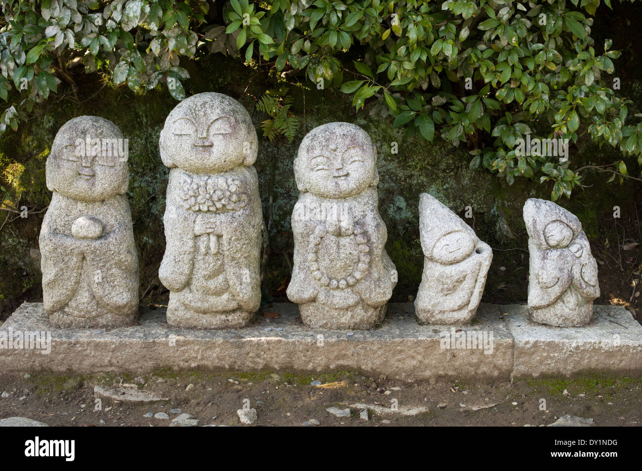 Les petites statues de pierre ojizou à côté de la rue dans de Arashiyama, Kyoto, Japon Banque D'Images
