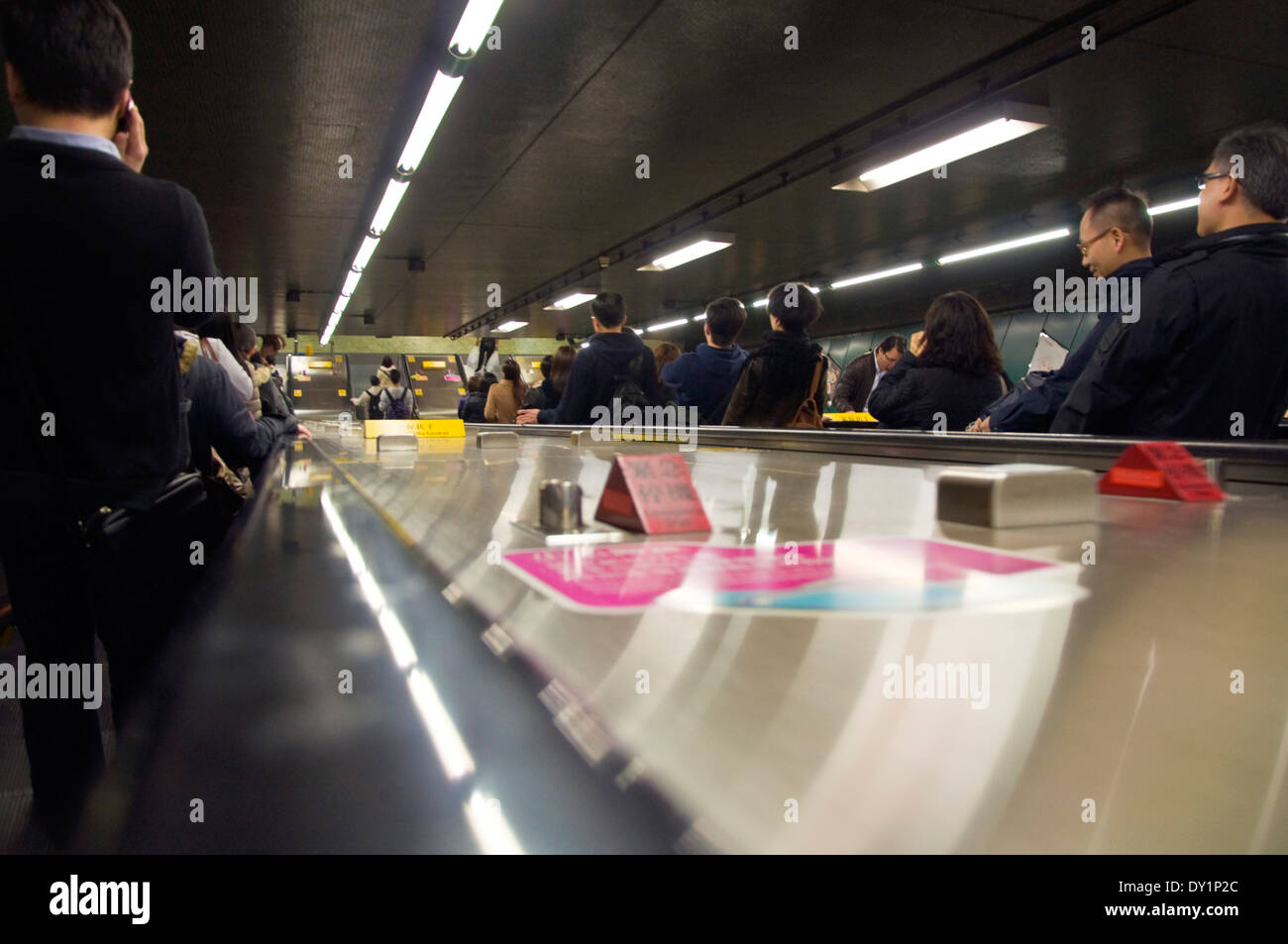 Les passagers d'escalator à la station de MTR Fortress Hill sur le métro de Hong Kong Banque D'Images