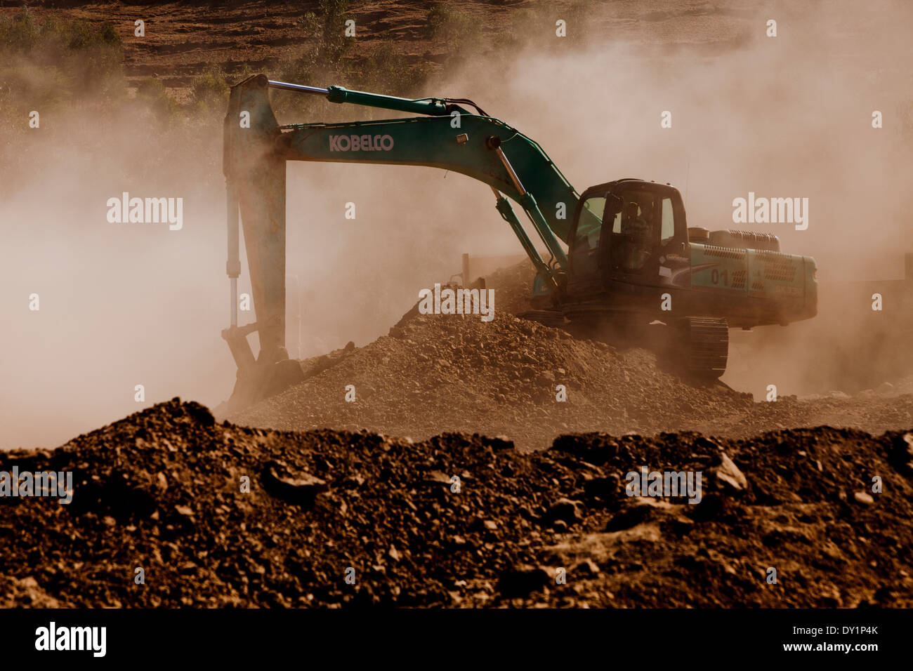 African route poussiéreuse digger construction grue Banque D'Images