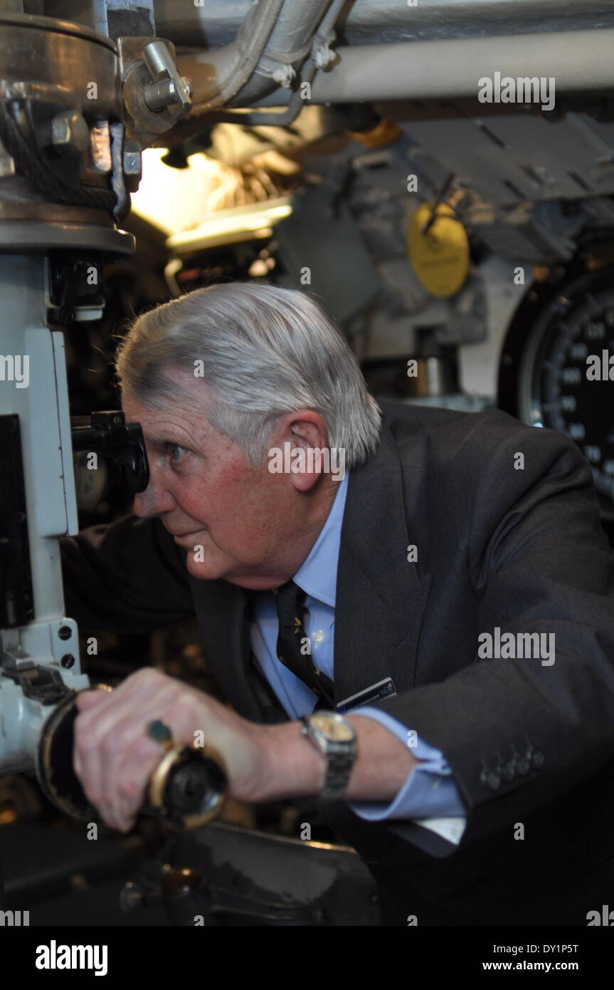 Portsmouth, Royaume-Uni. 3 avril, 2014. Le Capitaine de frégate Robert Forsyth, le dernier commandant du HMS Alliance démontrant l'utilisation du périscope lors du lancement officiel du Musée National de la Marine royale, Hotel, Portsmouth, Hampshire, Royaume-Uni. Le 3 avril 2014. Credit : Flashspix/Alamy Live News Banque D'Images