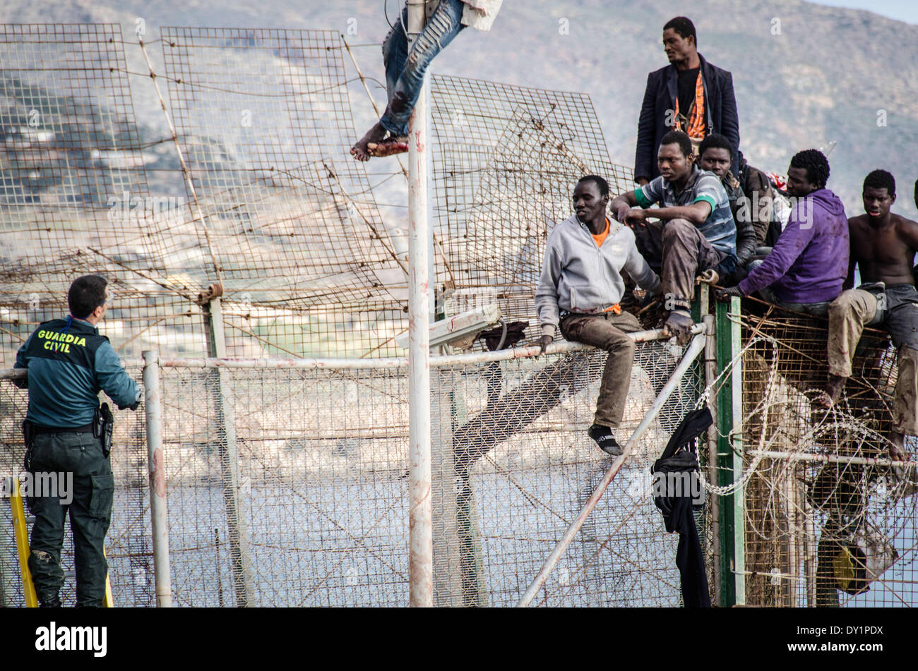 3 avril 2014 - Melilla, Espagne - migrants africains tentent de faire évoluer la barrière à la frontière entre le Maroc et l'Afrique du Nord l'enclave espagnole de Melilla, le 3 avril 2014, à Melilla, Espagne. Environ 70 migrants subsahariens a essayé de monter les clôture dans Melilla ce matin, on a dû être traitée par le personnel paramédical. (Photo par Laura TÃ¡NurPhoto rraga Garrido/) (Crédit Image : © Laura TÃ¡NurPhoto Rraga Garrido/ZUMAPRESS.com) / Banque D'Images