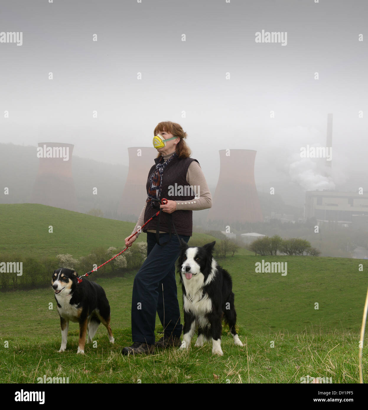 La pollution de l'Air britannique Shropshire 3e avril 2014. Femme portant un masque de smog chiens en marchant près de l'Ironbridge Power Station comme la pollution smog envahissent aujourd'hui. Banque D'Images