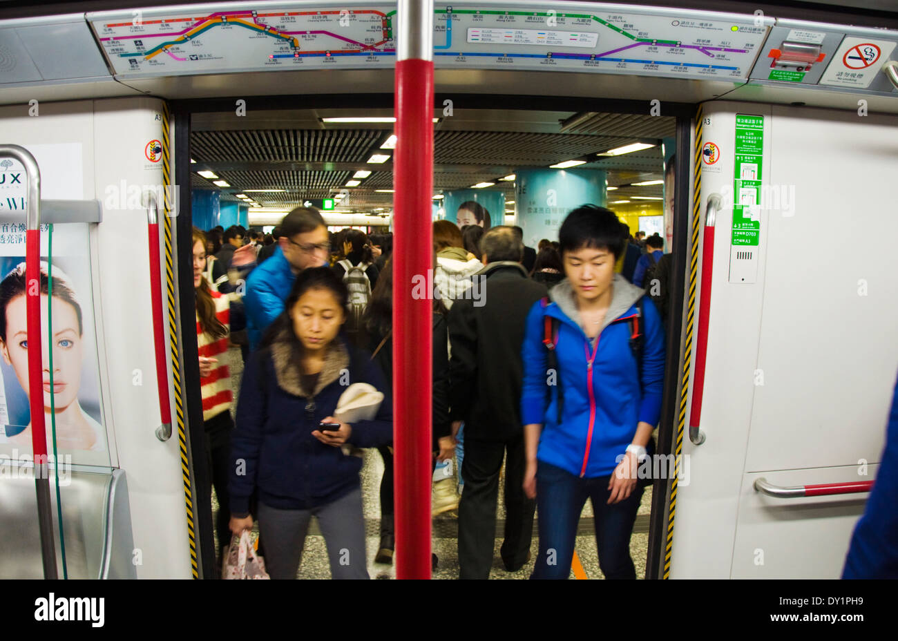 Les passagers à bord d'un transport en train de métro métro MTR de Hong Kong Banque D'Images