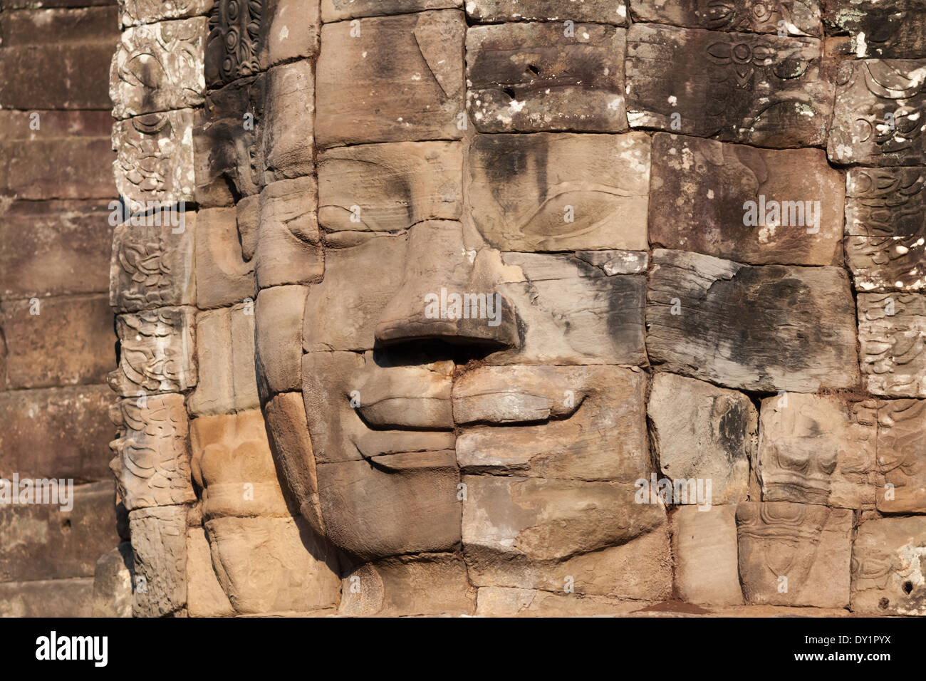 Smiling face pierre au temple Bayon à Angkor près de Siem Reap, Cambodge Banque D'Images