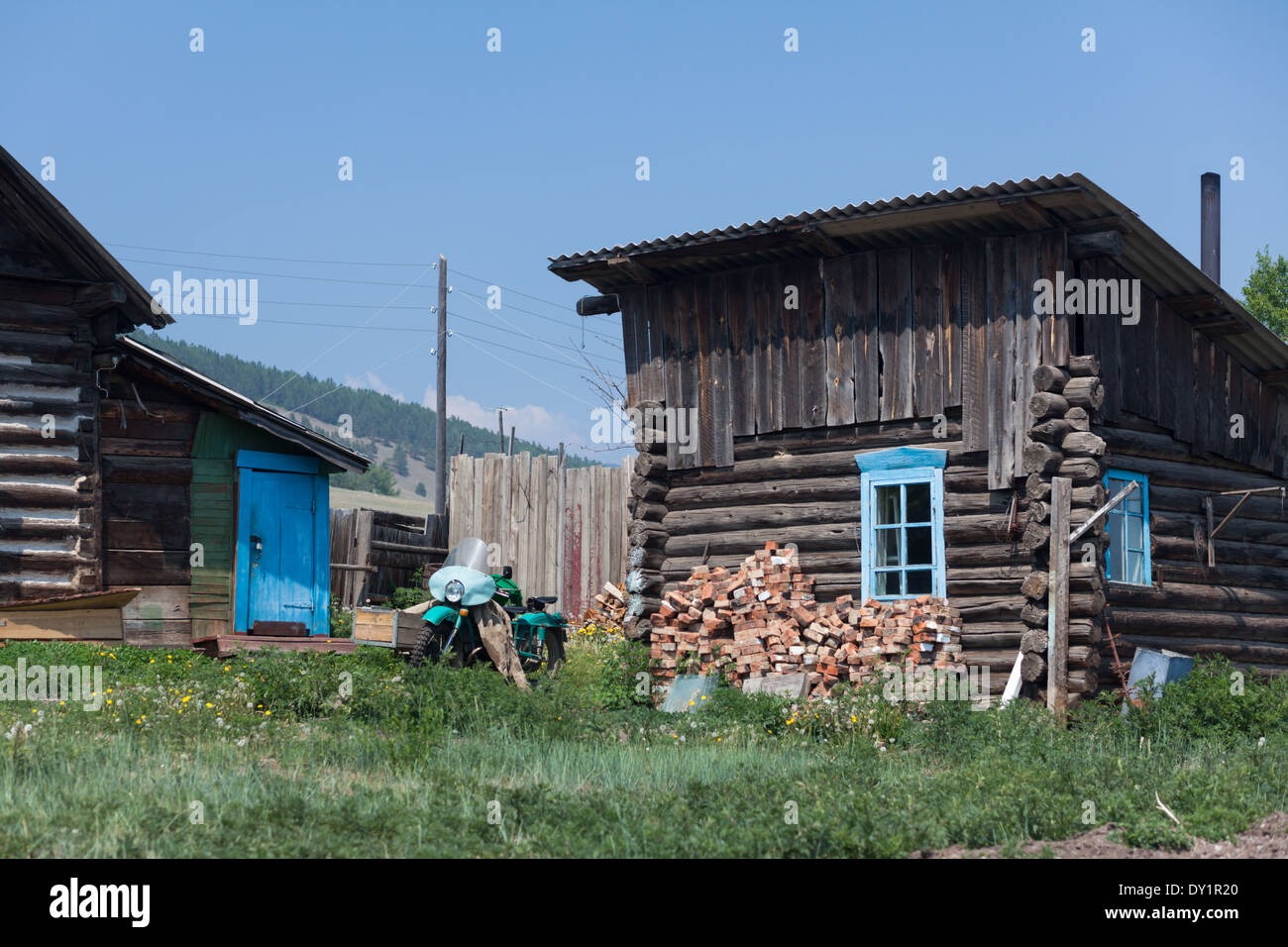 Bolshoe Goloustnoe dans des bâtiments en bois sur la rive du lac Baikal, Sibérie, Russie Banque D'Images