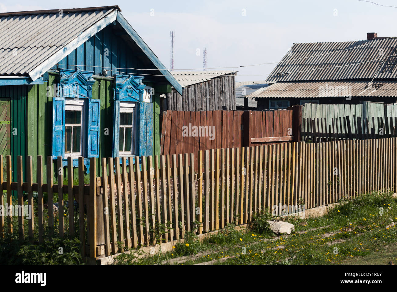 Maison en bois avec des volets bleus de Bolshoe Goloustnoe sur la rive du lac Baikal, Sibérie, Russie Banque D'Images