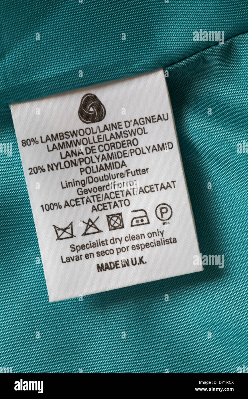 80 % laine d'agneau 20 % nylon doublure 100 % acétate étiquette pour femme Veste fabriquée au Royaume-Uni avec symboles et instructions de lavage d'entretien Banque D'Images