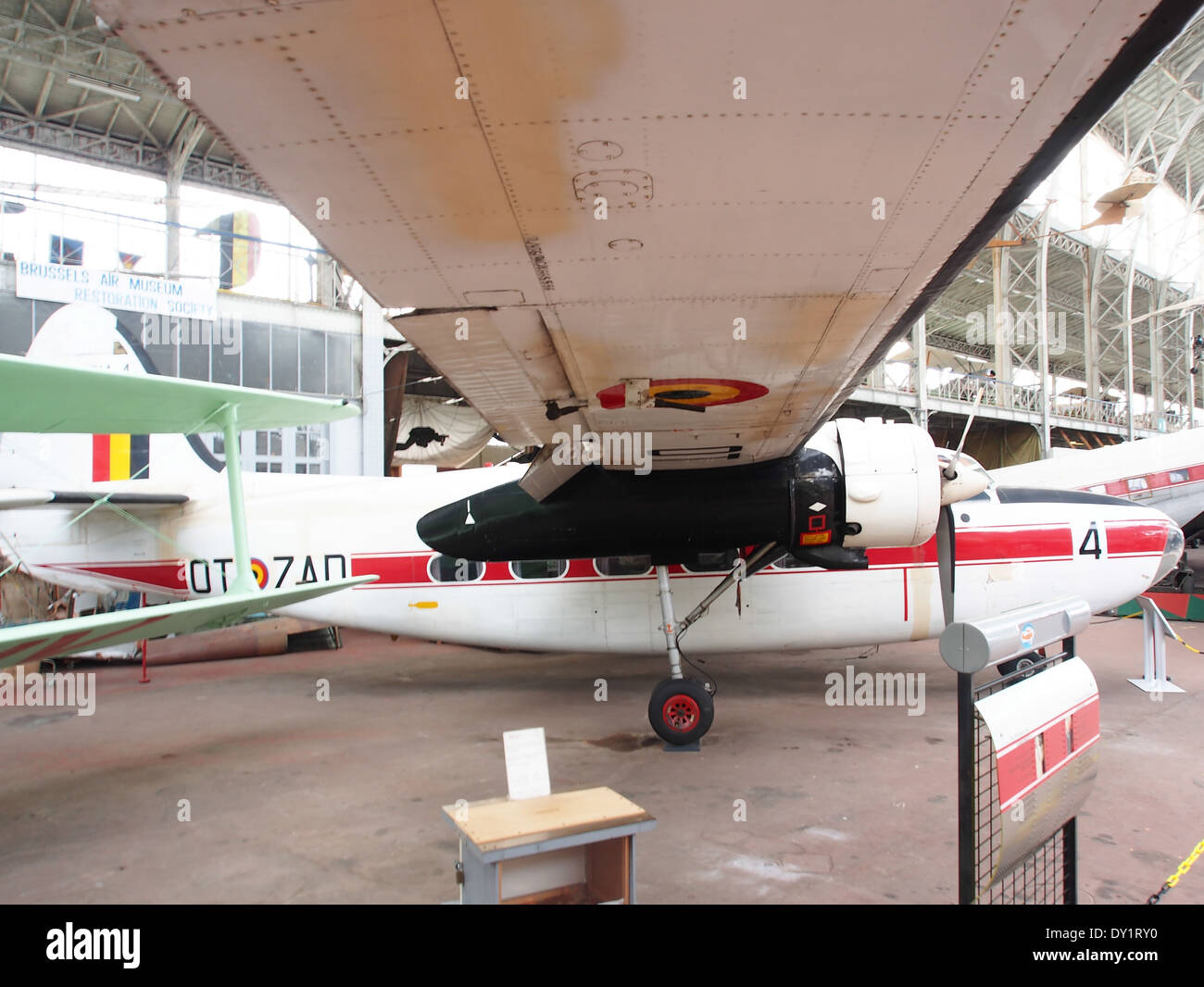 Le Pembroke P-38 OT-ZAD est un avion vintage, connu pour son design bimoteur distinctif. Cet avion fait partie d'une flotte rare d'avions anciens, mettant en valeur la technologie aéronautique classique du début du XXe siècle. Banque D'Images