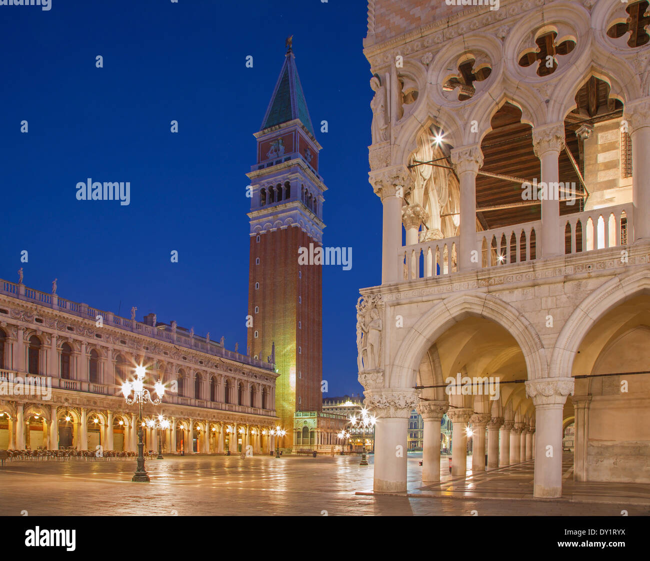 Venise - Palais des Doges et clocher dans le crépuscule du matin Banque D'Images