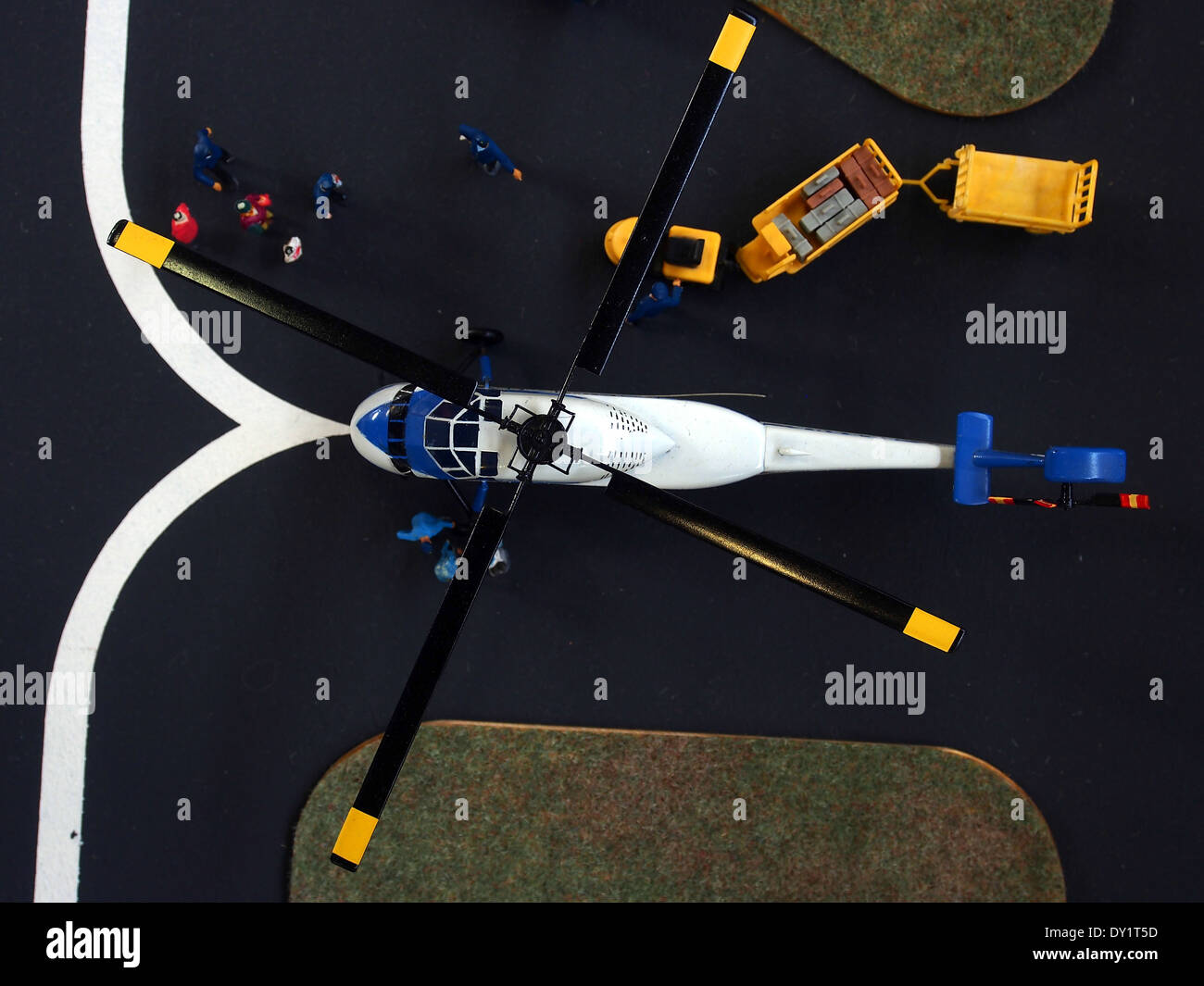 Ce modèle d'hélicoptère Sabena représente l'engagement de la compagnie aérienne belge dans le transport aérien et l'histoire de l'aviation. Sabena, connue pour ses vols internationaux, avait une flotte qui comprenait des avions et des hélicoptères pour diverses opérations. Banque D'Images