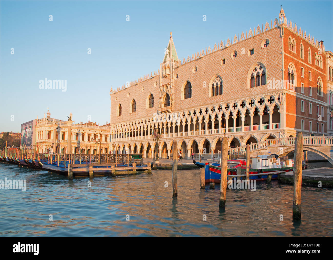 Venise, Italie - 12 mars 2014 : Palais des Doges et le bord de l'eau et dans la lumière du matin. Banque D'Images