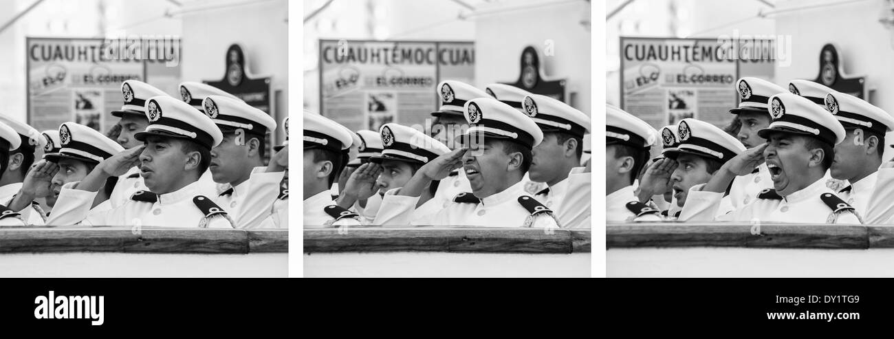 Le bâillement de marin sur le défilé en chantant l'hymne national mexicain sur Tall Ship, Cuauhtemoc. Banque D'Images