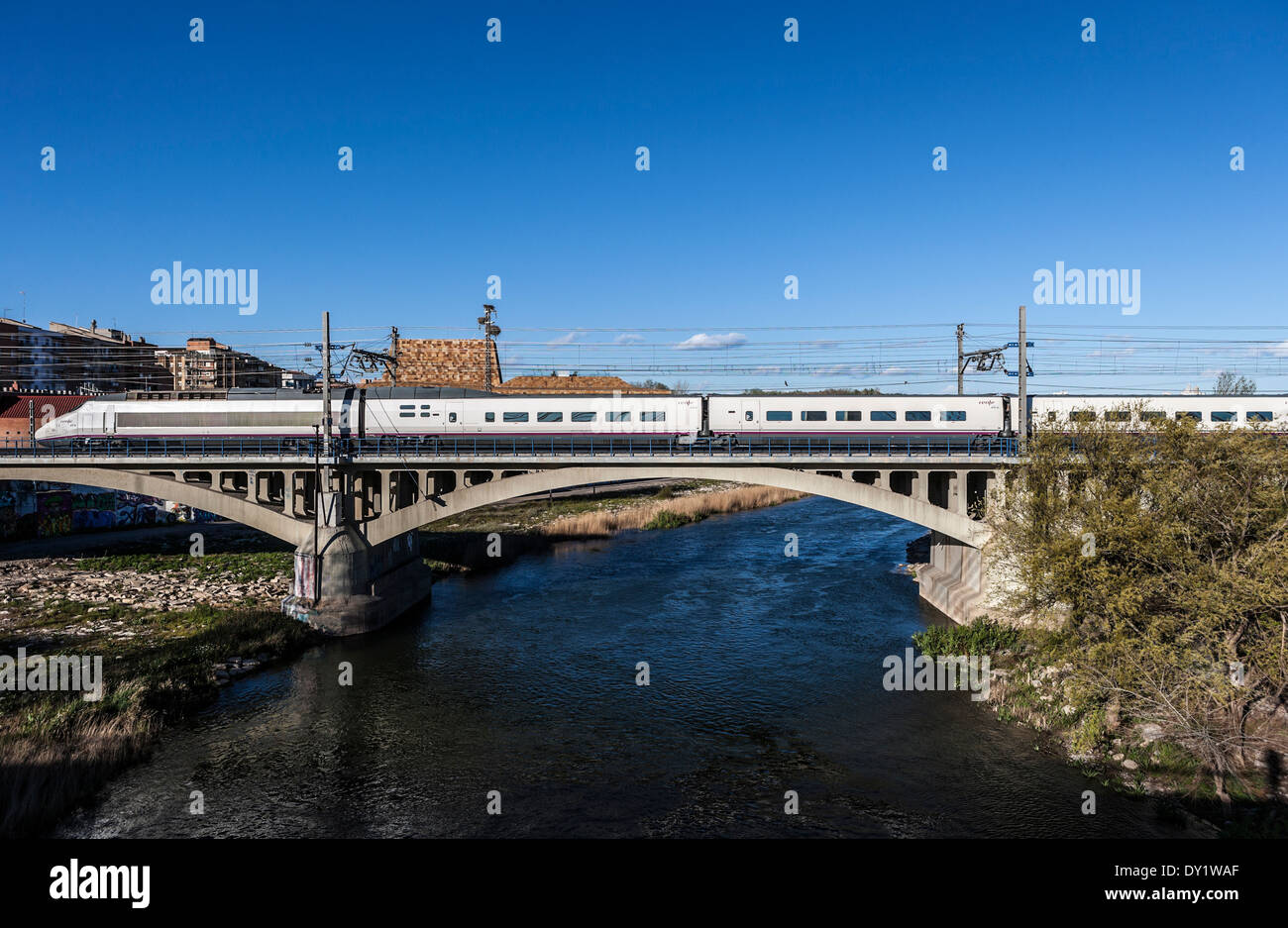 AVE train sur un pont à LLeida, Espagne. Banque D'Images