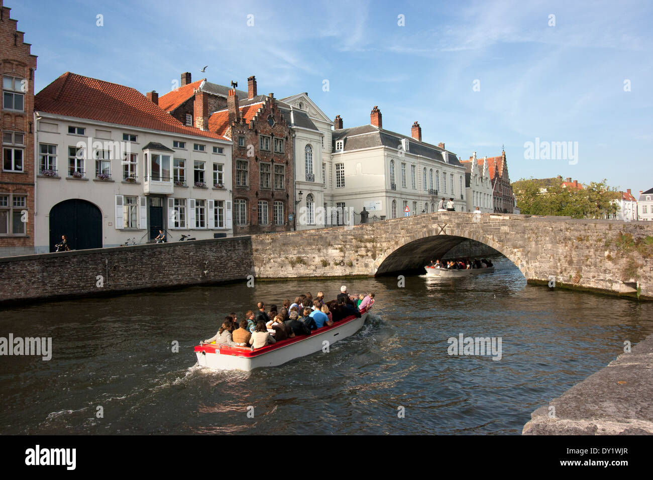 Les touristes sur le canal en bateau, Bruges, Belgique Banque D'Images