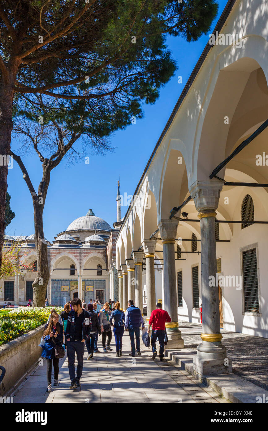 Aux côtés du chemin la salle du Conseil du Trésor dans la troisième Cour, le palais de Topkapi (Topkapi Sarayi), Istanbul, Turquie Banque D'Images