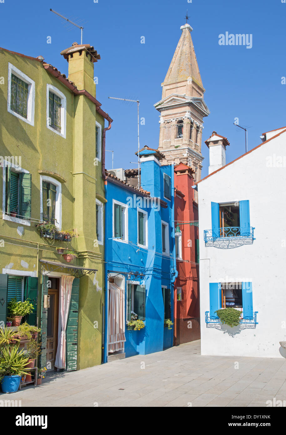 Venise - Maisons et clocher de l'église de Burano island Banque D'Images