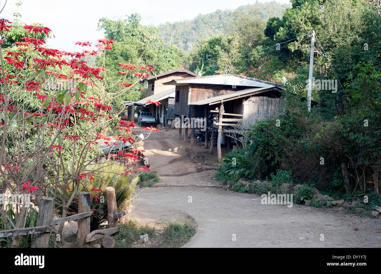 Karen hill tribe rurales traditionnelles maisons de village guindée dans le Nord de la Thaïlande. Banque D'Images