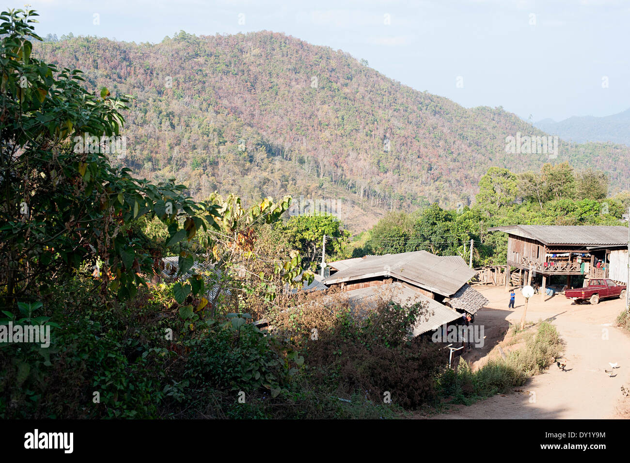 Petit village de la tribu des régions montagneuses éloignées hill vue spectaculaire dans la province de Chiang Mai en Thaïlande du Nord. Banque D'Images