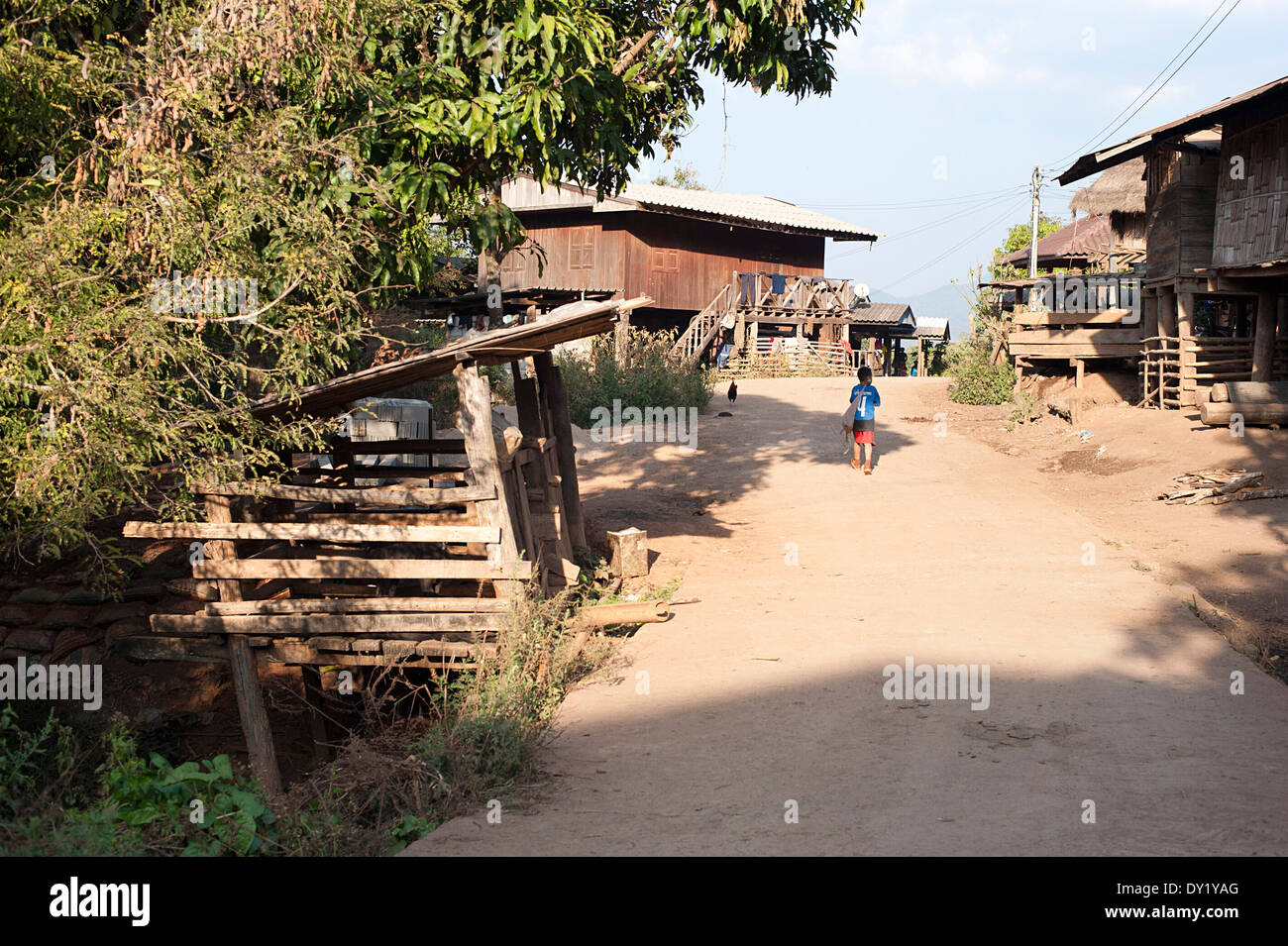 Promenades d'écolier jusqu'côte raide en milieu rural du village de la tribu Karen Hill dans le nord de la Thaïlande Banque D'Images