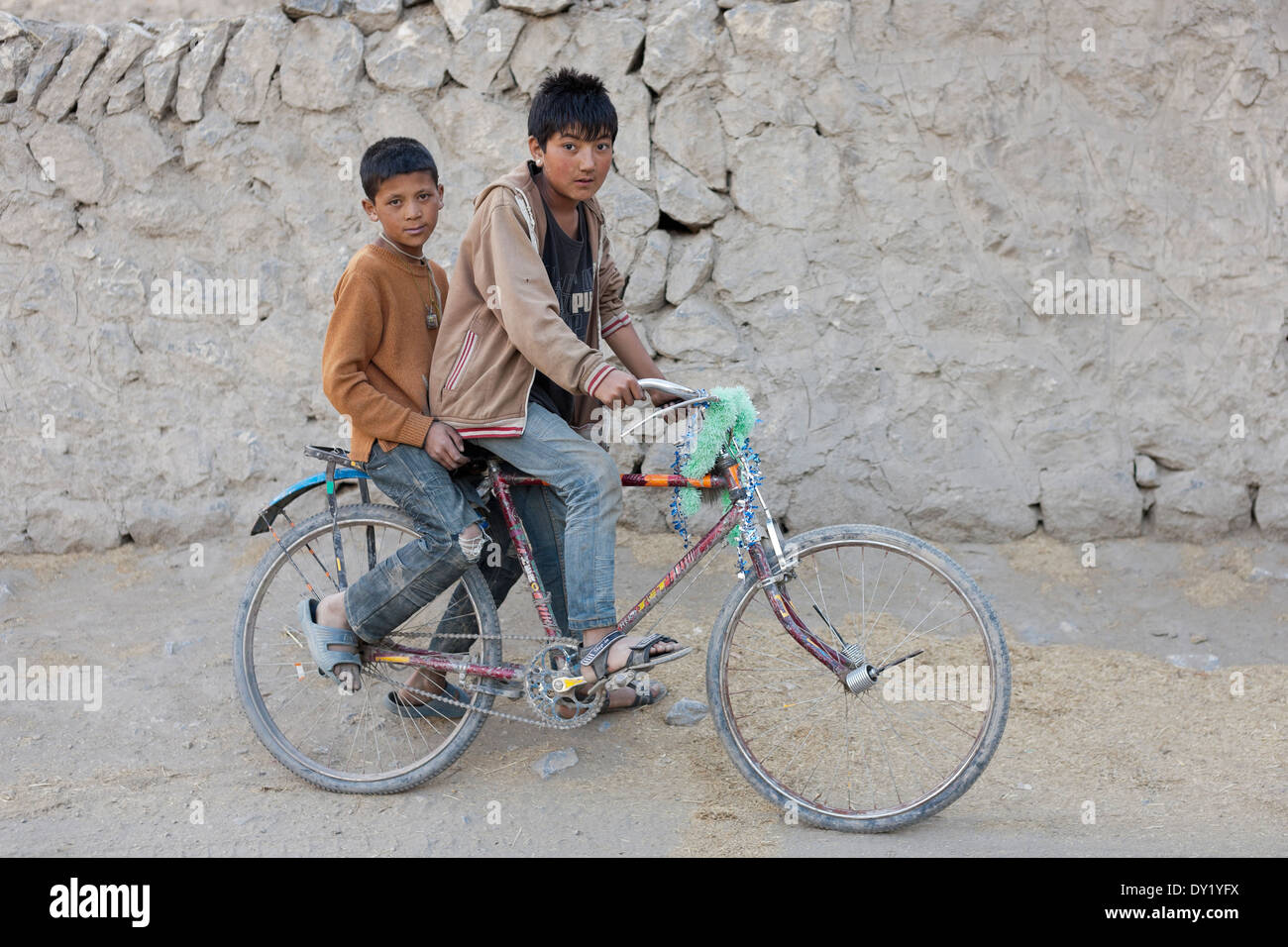 Le Ladakh, Inde. Les jeunes garçons dans le village d'Mulbrek Banque D'Images