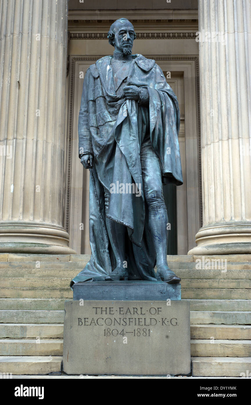 Statue du Comte de Beaconsfield (Benjamin Disraeli) 1804-1881, l'extérieur de St George's Hall, Liverpool, Angleterre, Royaume-Uni Banque D'Images