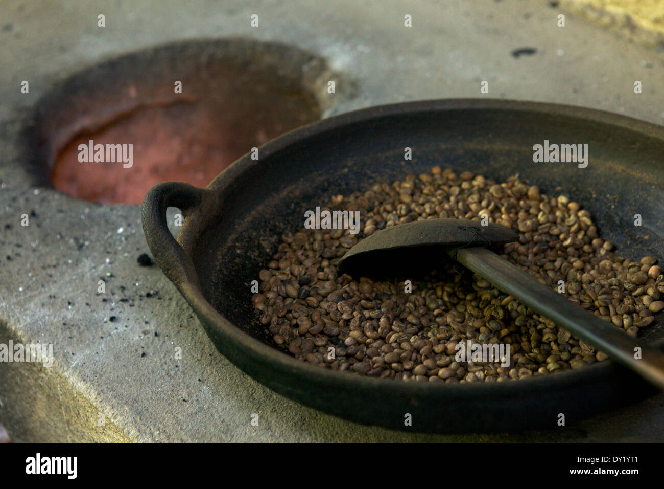 La torréfaction des grains de café dans une casserole en fer et feu ouvert Banque D'Images