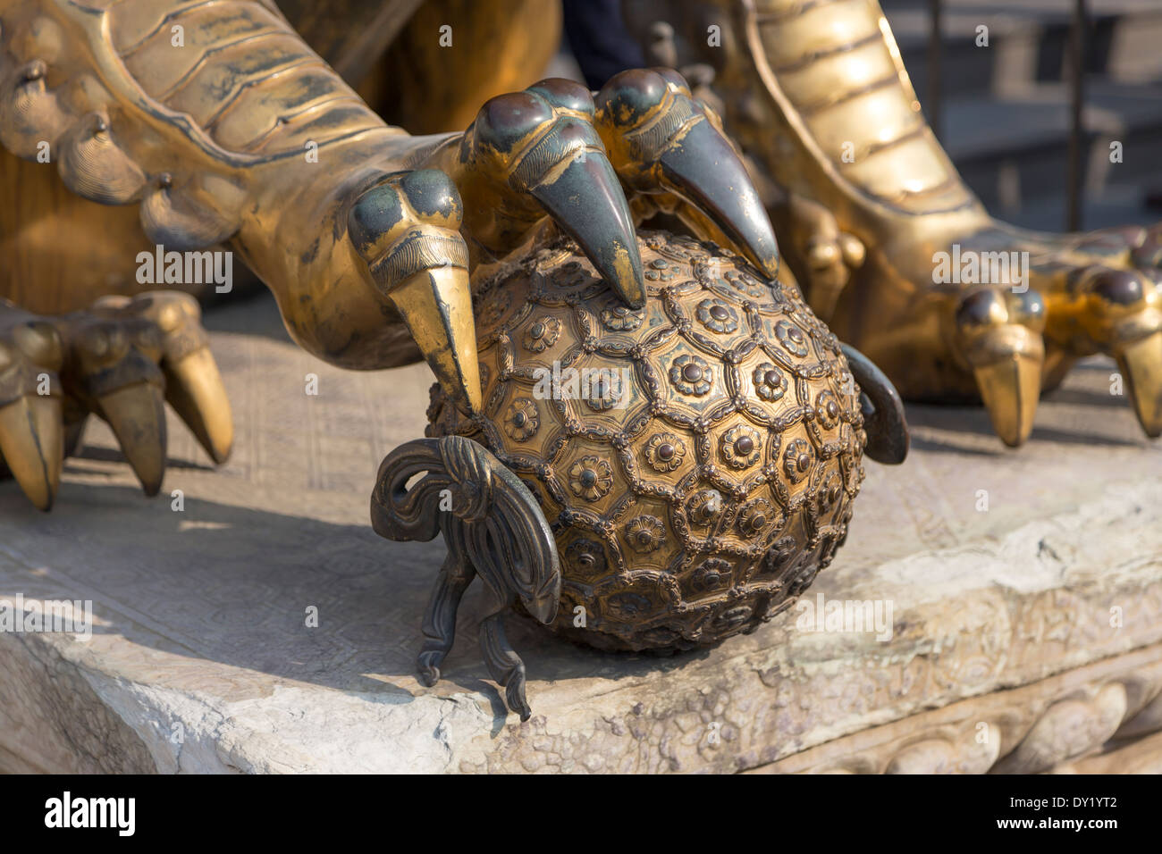 Lion de Bronze de Pékin en Asie de l'est de la garde à l'approche de l'Harmonie Suprême Gtae CHINE Cité Interdite Banque D'Images