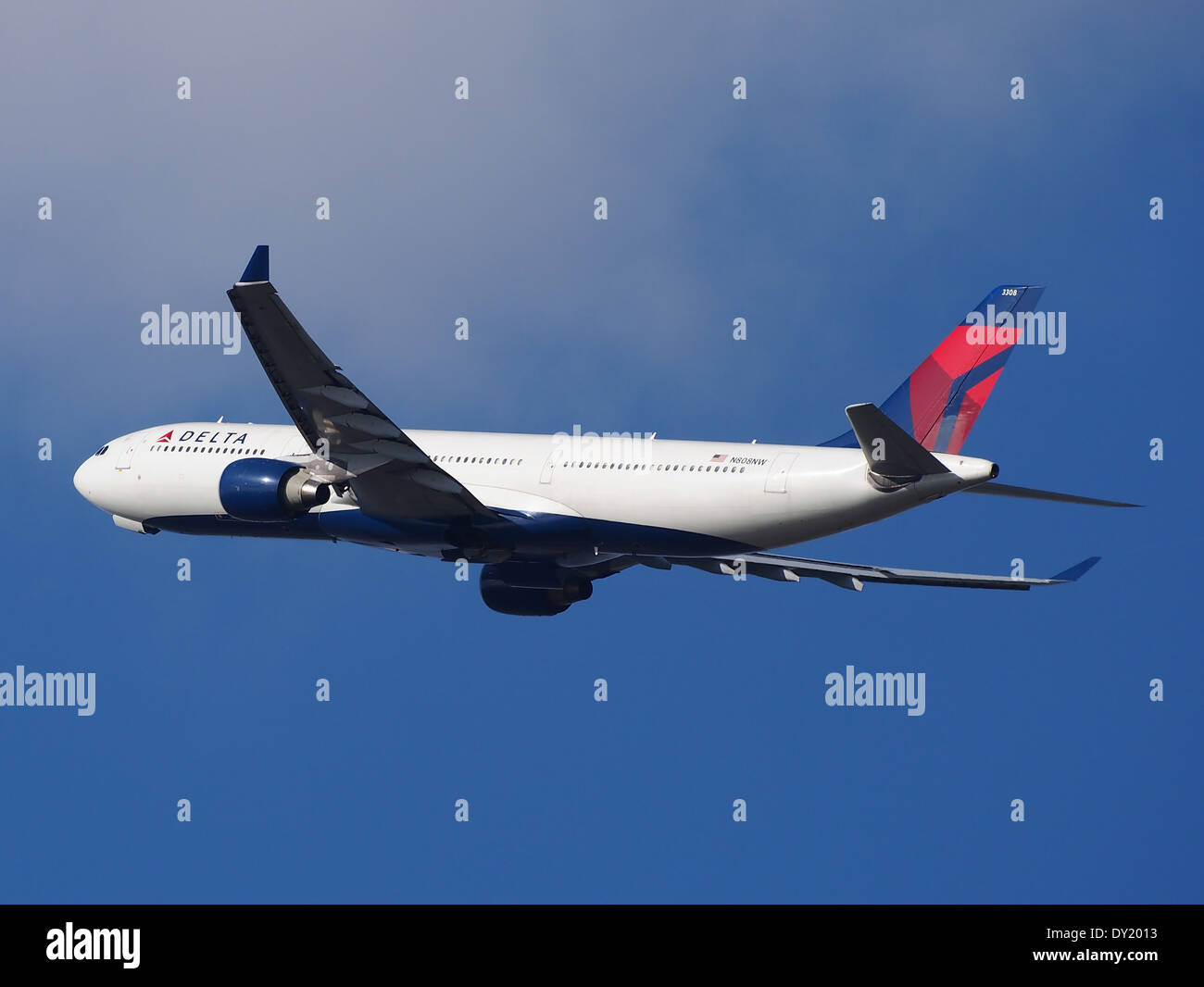 Le N808NW, un avion de Northwest Airlines, décolle de l'aéroport de Schiphol, démontrant les opérations de vol standard pour les avions de ligne commerciaux au départ. Banque D'Images