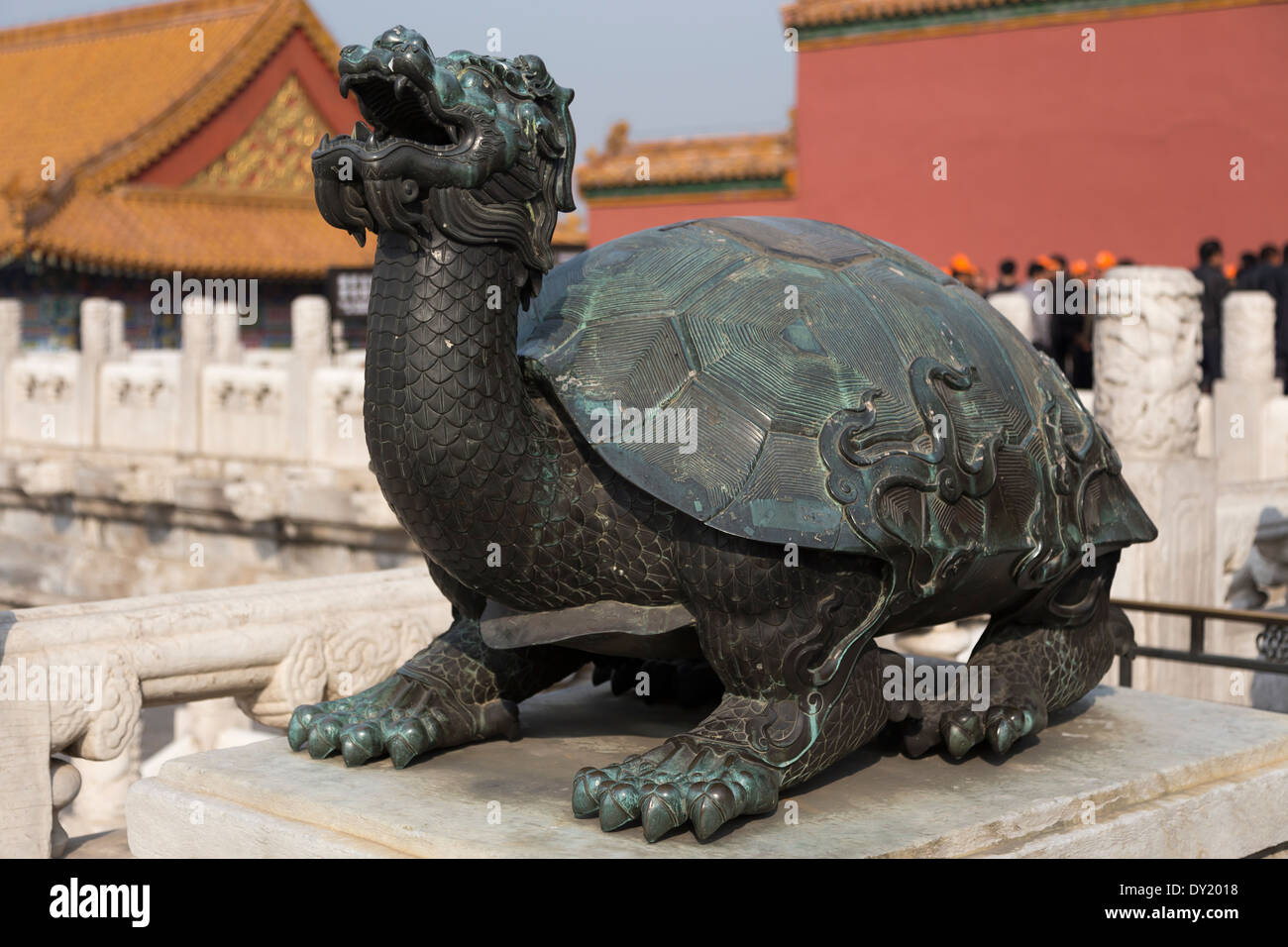 Beijing Asie statue en bronze d'une tortue avec une tête de dragon en face de l'Hôtel Tai He Dian Détail CHINE Cité Interdite Banque D'Images