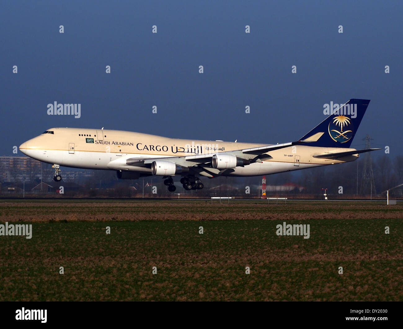 Le TF-AMP Boeing 747-481(BCF) exploité par Saudi Arabian Airlines est vu atterrir à l'aéroport de Schiphol aux pays-Bas. Cet avion est un cargo converti, utilisé pour le transport de fret entre des destinations internationales. Banque D'Images