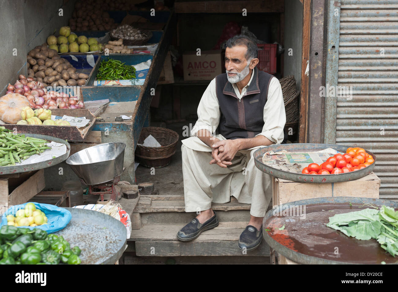 Srinagar, Jammu-et-Cachemire, l'Inde, l'Asie du Sud. Les fruits et légumes, de la rue du marché Banque D'Images