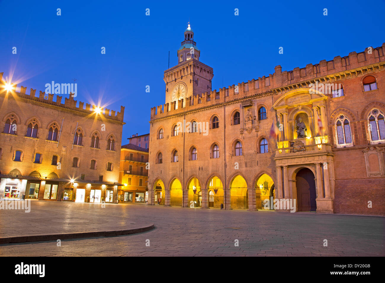 - Palazzo Comunale de Bologne et la Piazza Maggiore dans le crépuscule du matin Banque D'Images