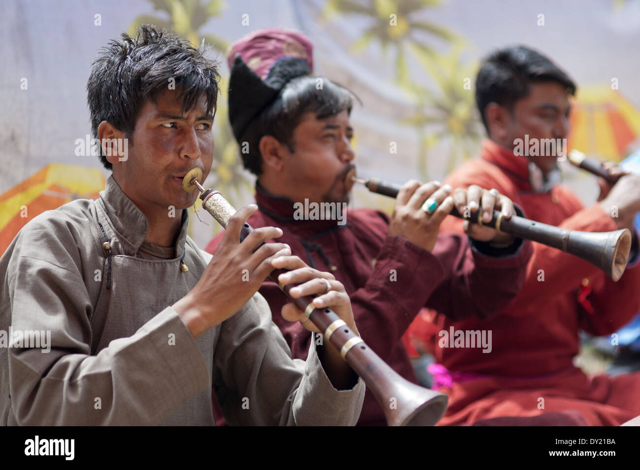 Leh, Ladakh, Inde. Musiciens bouddhiste dans la cour d'Chowkhang Gompa pendant le Festival du Ladakh Banque D'Images