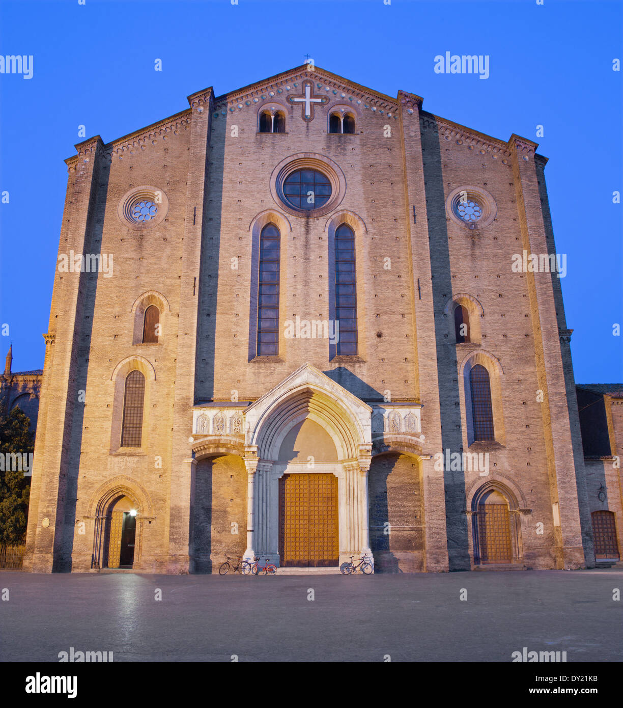 Bologna - l'église San Francesco ou saint François à la tombée du soir. Banque D'Images