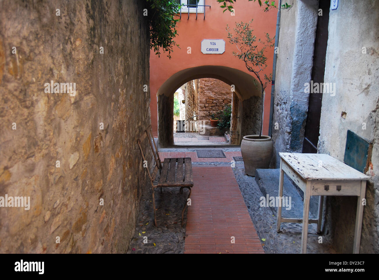 Une allée dans un vieux village de pêche italien Banque D'Images